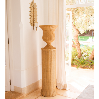 Colonnes et vases en rotin